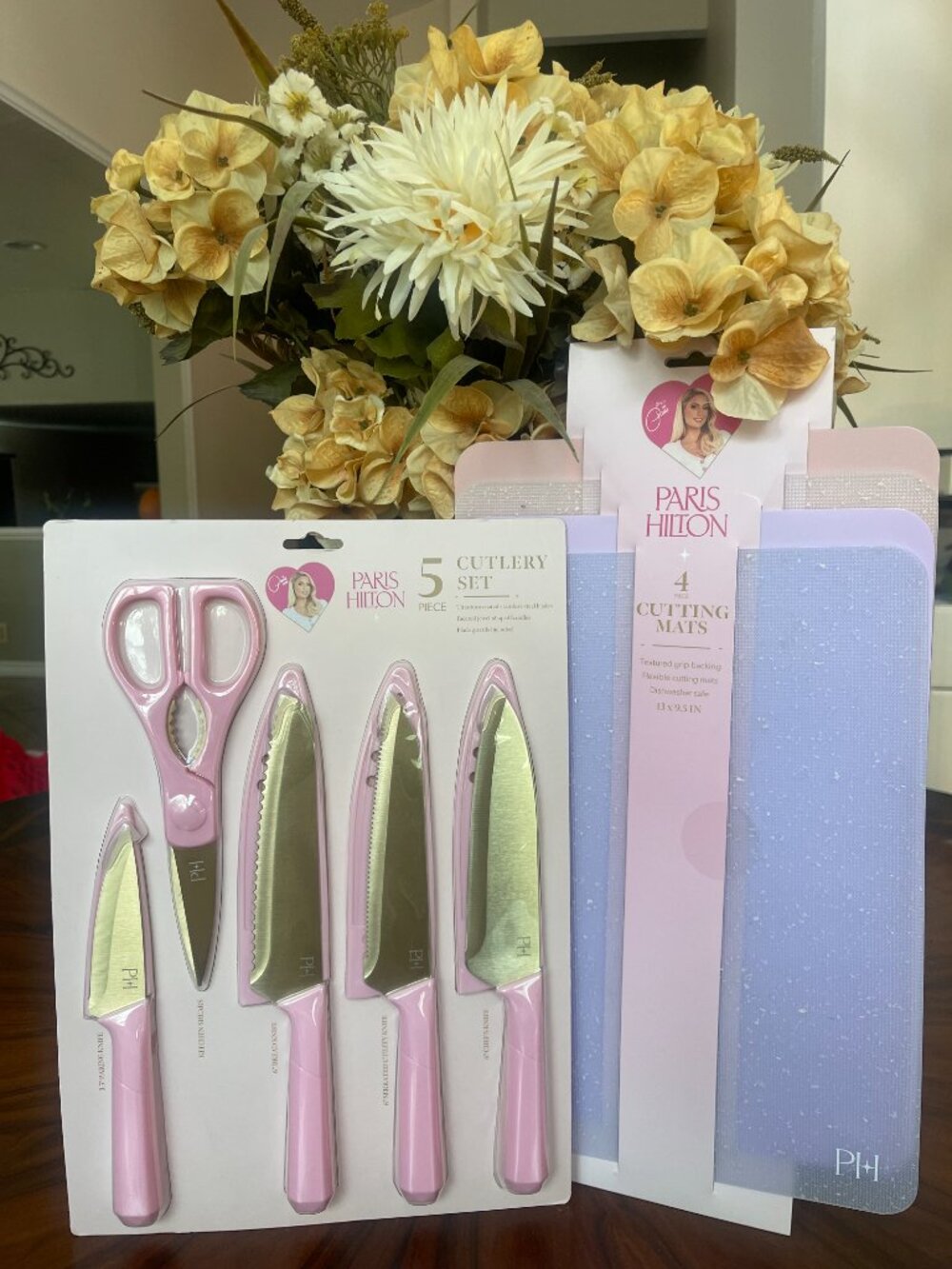Paris Hilton That’s Hot Pink Kitchen Set Knife + Cutting Mats Gift
